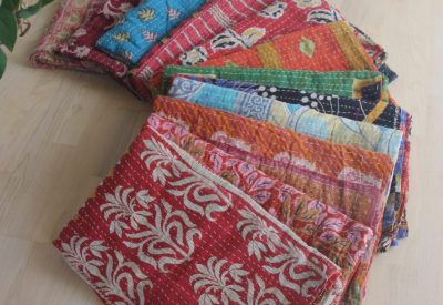 Vintage Katha tæpper, produceret af genbrugte indiske sarier. Alle tæpperne er forskellige, skriv evt. dit ønske når du bestiller, eller kom op og vælg i studiet.

  
PRIS 395,- 
TILBUD 2 for 700,-