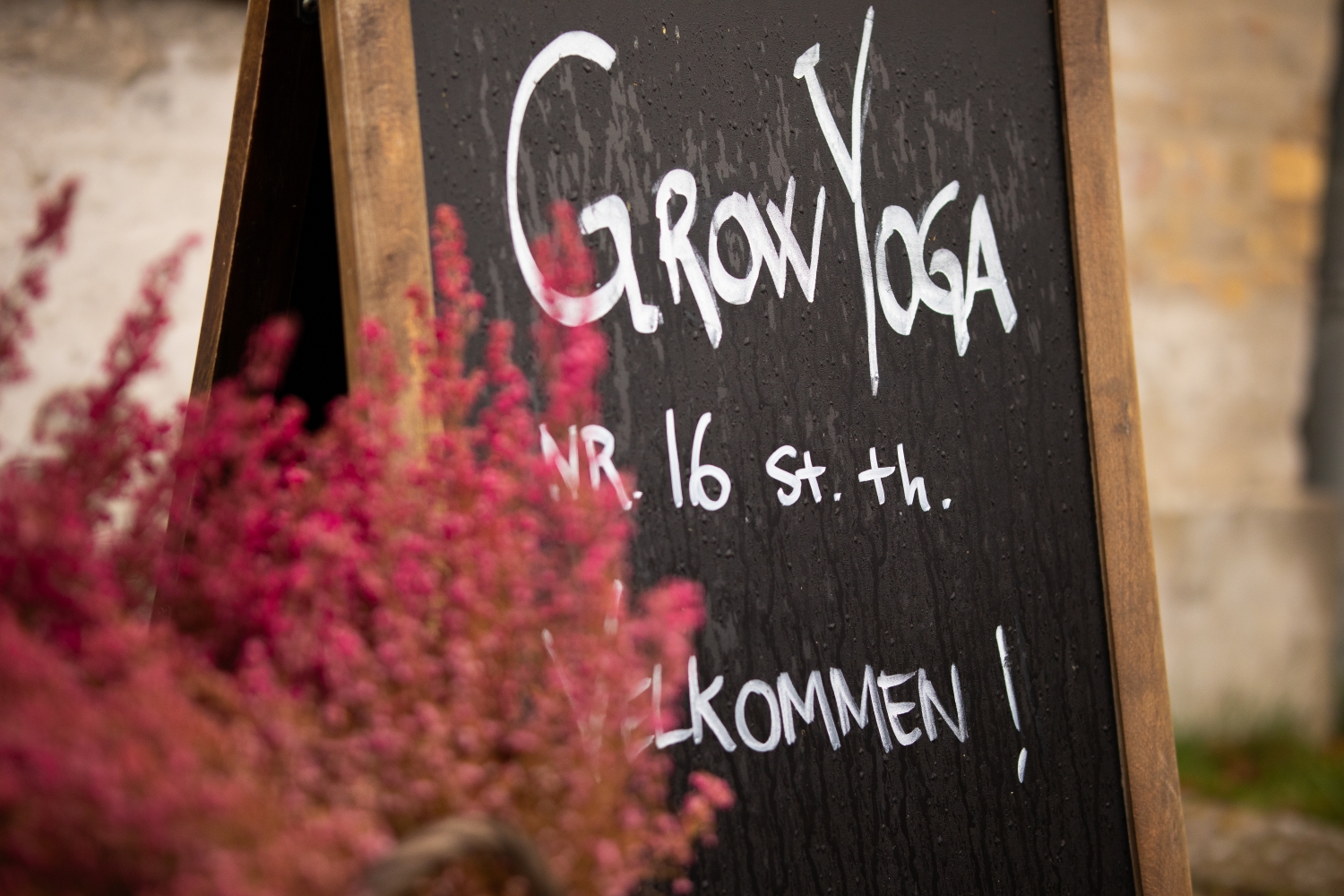 Grow Yoga, Nivågaard, vejskilt