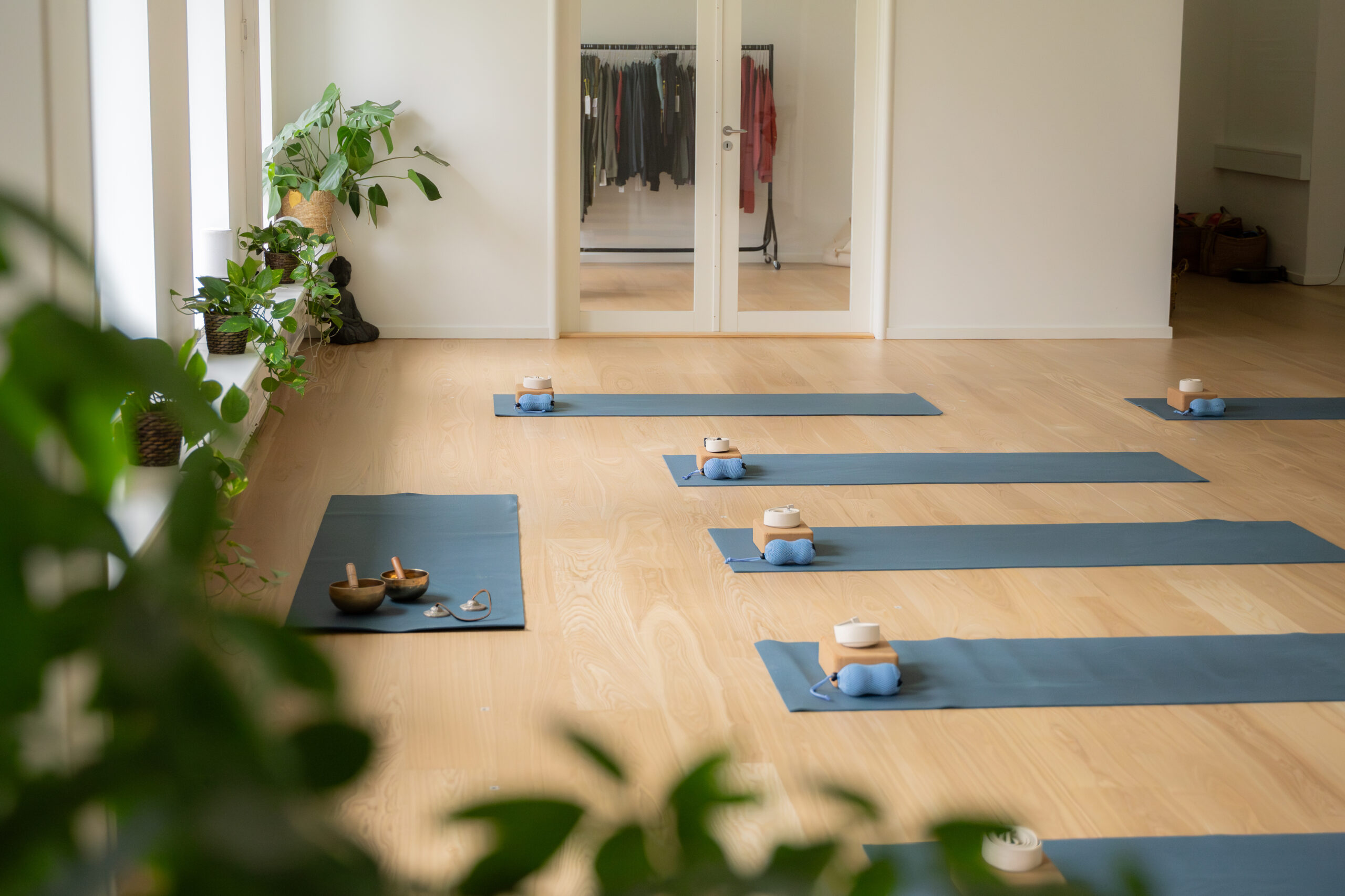 Yogasalen hos Grow Yoga på Nivågaard